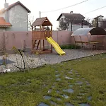 בית נופש ≋ Boutique Gardens ≋ Private Family House וארנה